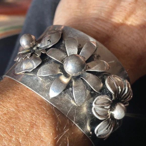 Vintage Floral Silver Toned Cuff Bracelet - Picture 4 of 13